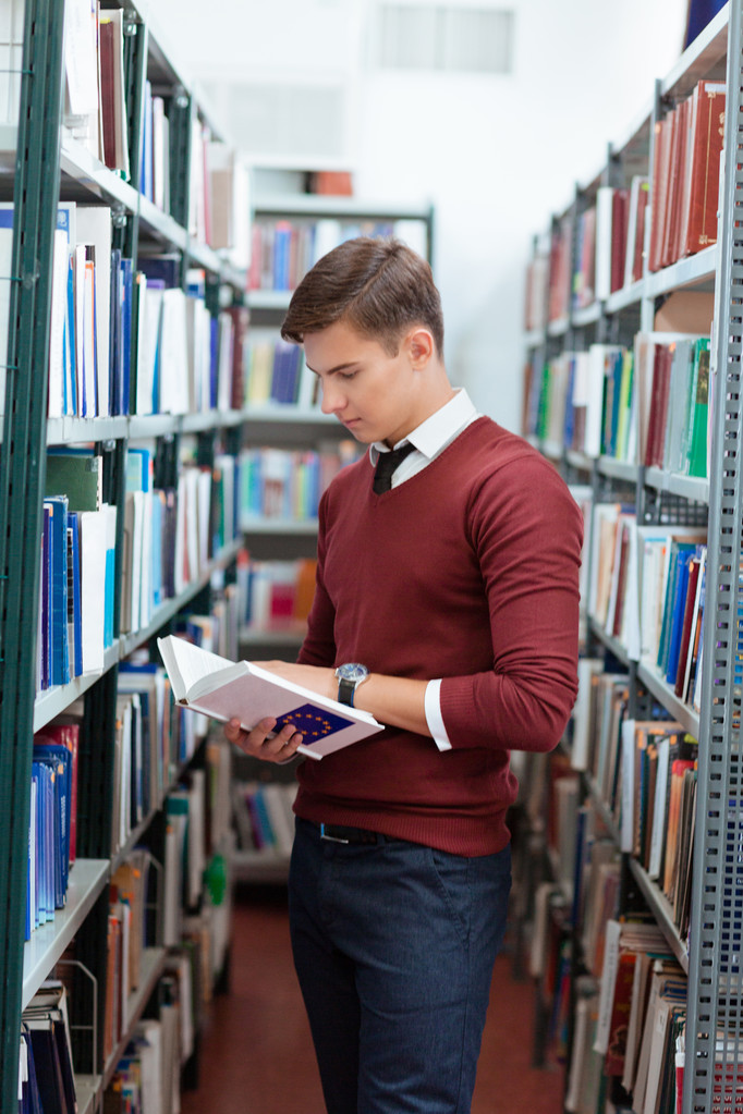 Muž čtení knih v univerzitní knihovně - Fotografie, Obrázek