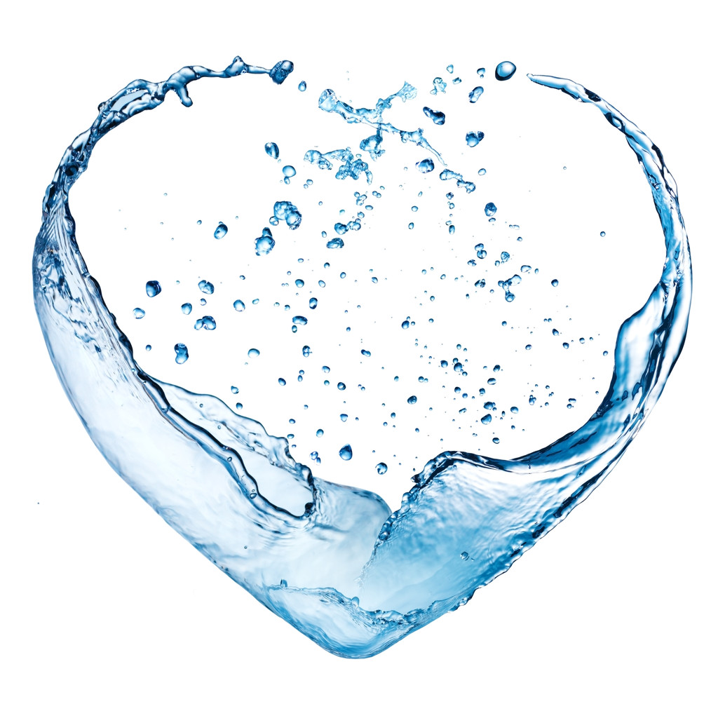 Corazón de San Valentín hecho de salpicadura de agua azul aislado en la espalda blanca
 - Foto, imagen
