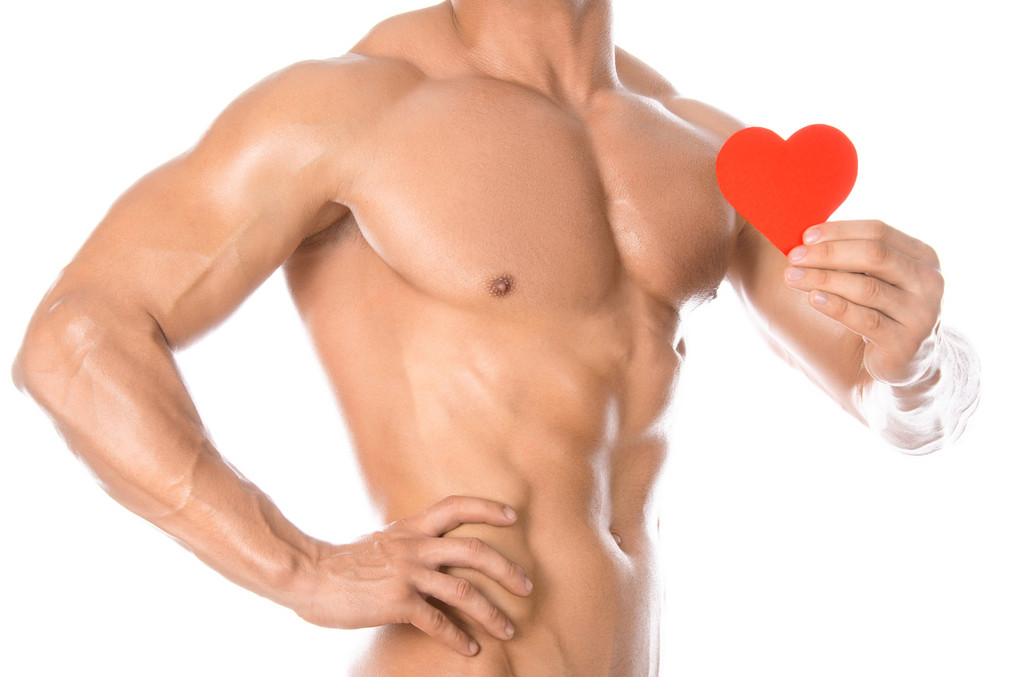 bodybuilding et santé : beau bodybuilder fort tenant une carte de papier coeur rouge isolé sur un fond blanc en studio
 - Photo, image