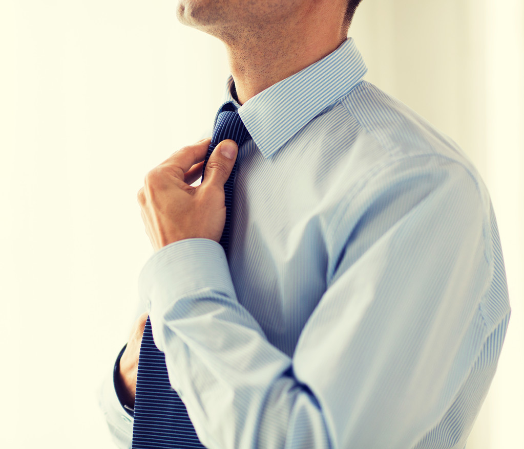 kravat boyun ayarlama tişörtlü adam, yakın çekim - Fotoğraf, Görsel