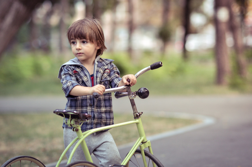 Счастливый мальчик с велосипедом в осеннем парке
 - Фото, изображение