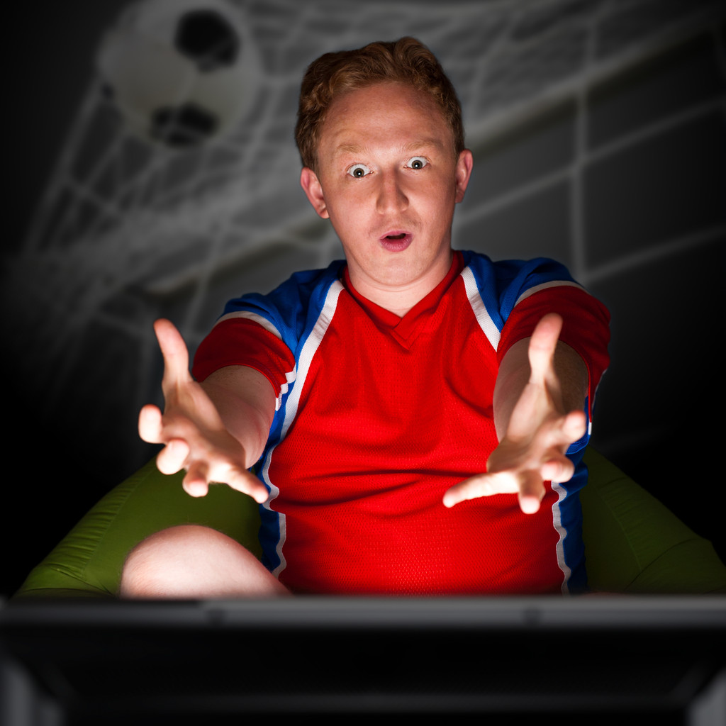 closeup πορτρέτο του νεαρός άνδρας φορώντας αθλητικά οπαδός του ποδοσφαίρου - Φωτογραφία, εικόνα