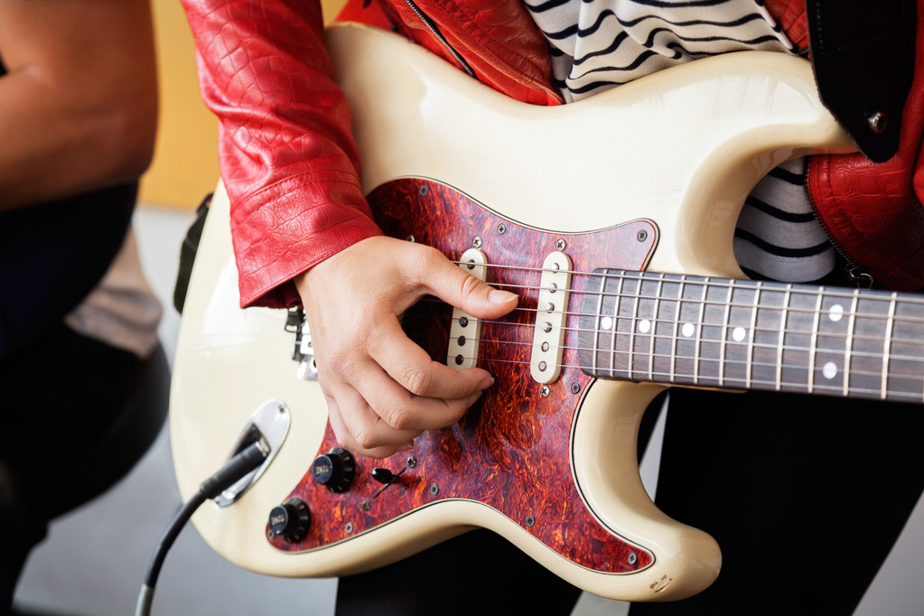 Womans kézzel játszik elektromos gitár felvétel Studio - Fotó, kép