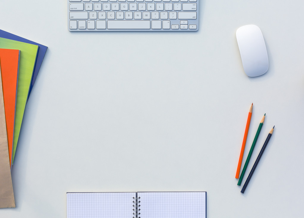 Творчі Office яскраві таблиці з відповідними колір журналів і олівці комп'ютер і блокнот - Фото, зображення