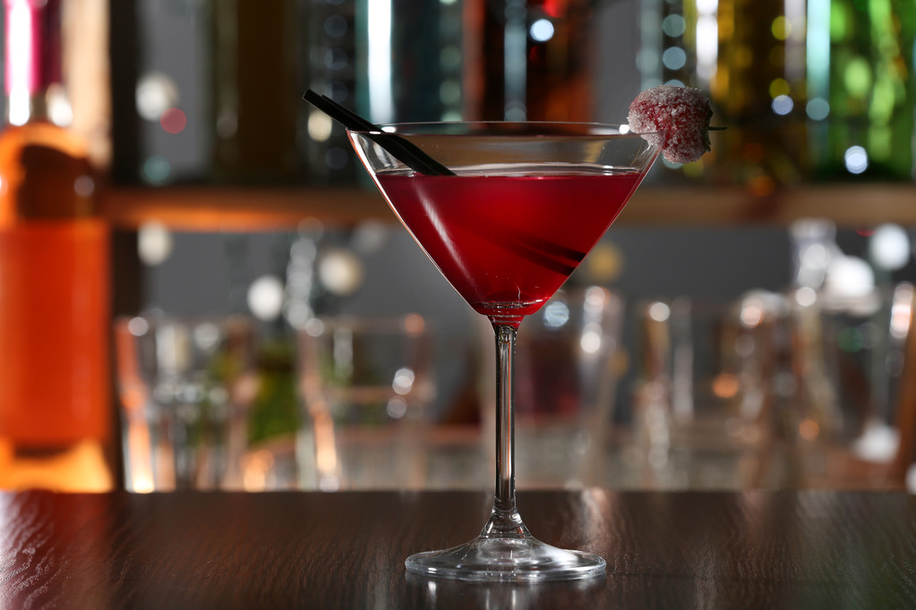 Piros koktél alkohol cukrozott cseresznye, a sorompón counter, közel fel - Fotó, kép