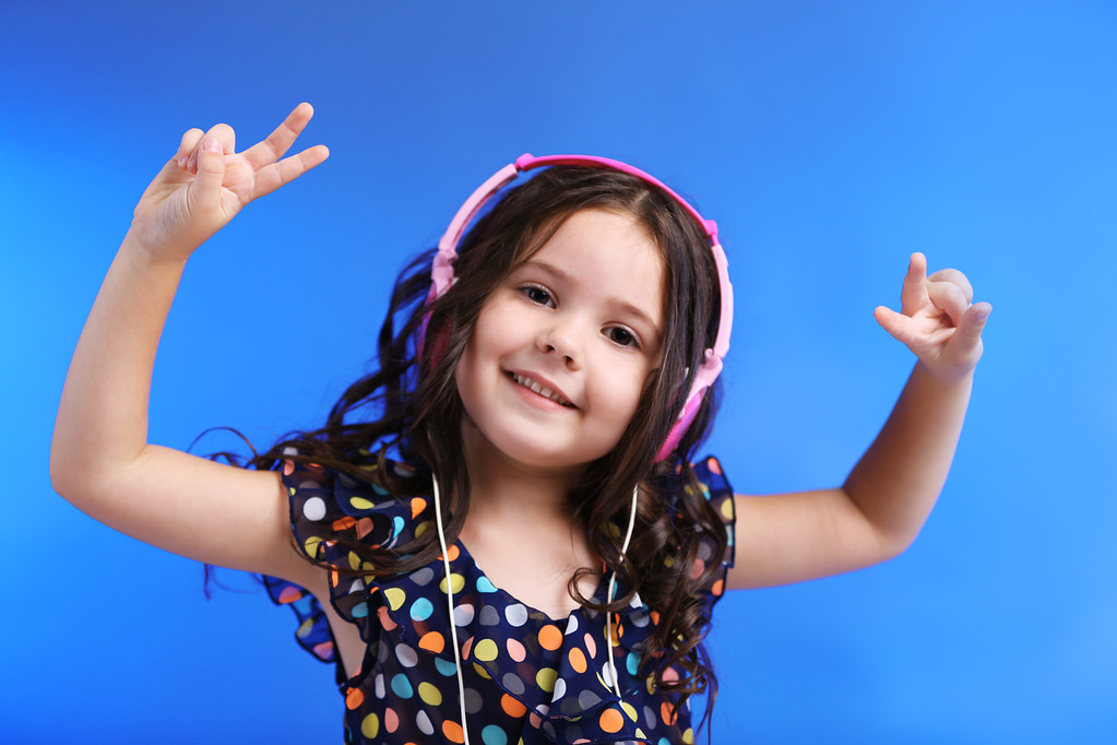 glückliches kleines Mädchen im farbenfrohen Shir  - Foto, Bild