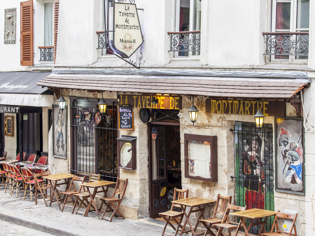 Париж, Франція, на 29 серпня 2015 року. Мальовничі літнє кафе на вулиці. - Фото, зображення