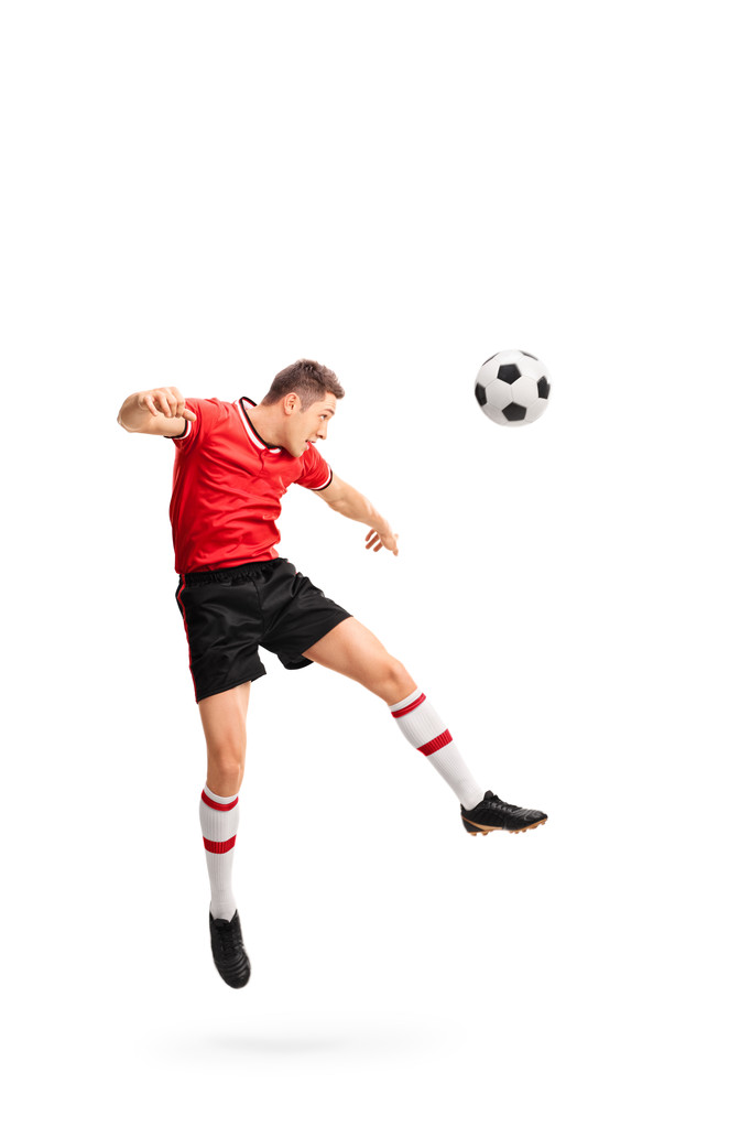 Joven jugador de fútbol encabezando una pelota
  - Foto, Imagen