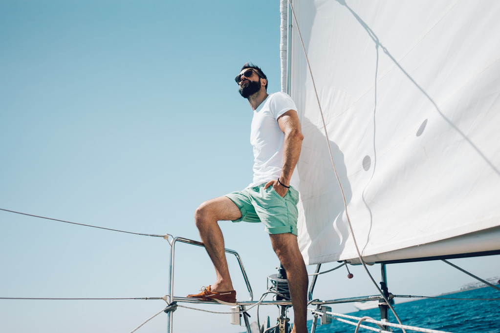 homme barbu debout sur le yacht
 - Photo, image