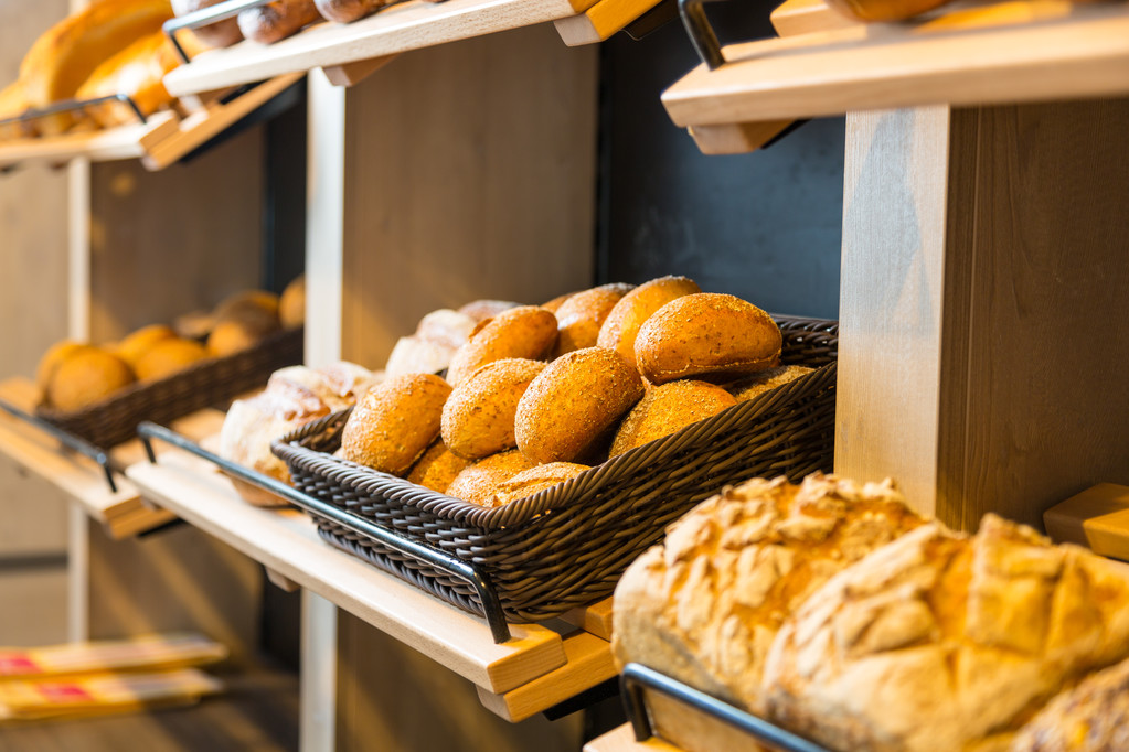 Pain et brioches sur étagère dans la boulangerie ou boulangerie
 - Photo, image