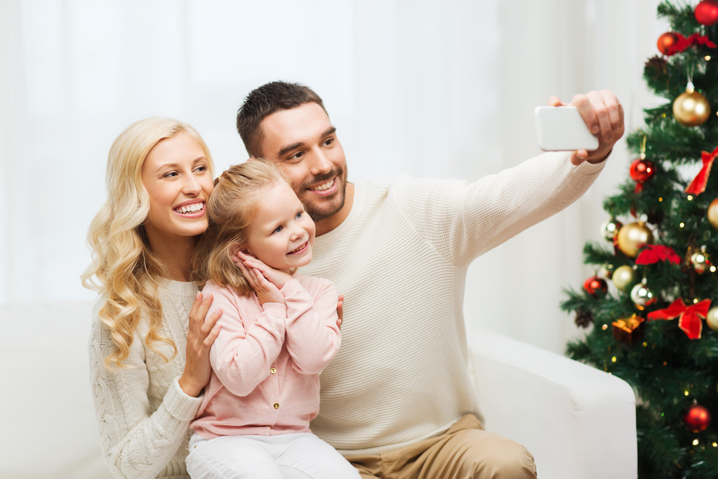 családi véve selfie smartphone karácsonykor - Fotó, kép