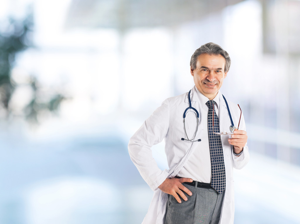 Technisch ambtenaar Adult gekwalificeerde arts, met een stethoscoop, - Foto, afbeelding