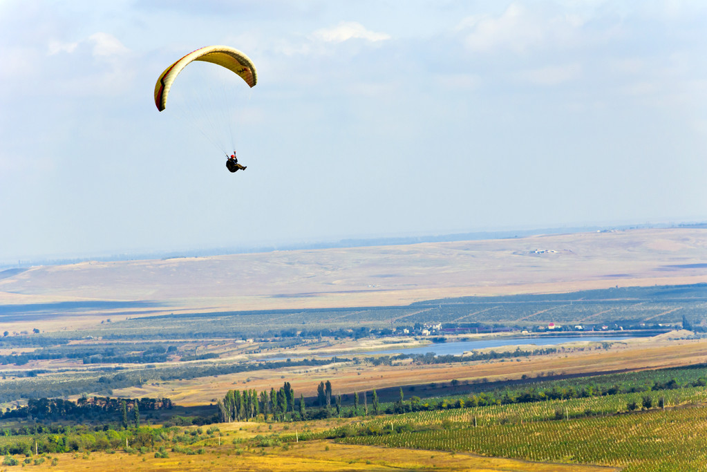 O voo do paraglider.Klementieva Mountain.Crimea
 - Foto, Imagem