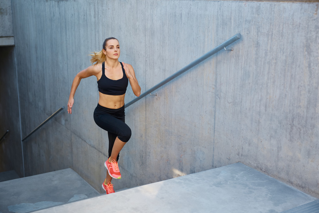 階段を走っている運動の女性 - 写真・画像