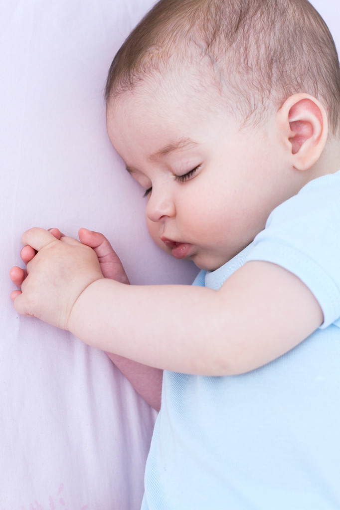 Bellissimo bambino addormentato su sfondo rosa
 - Foto, immagini