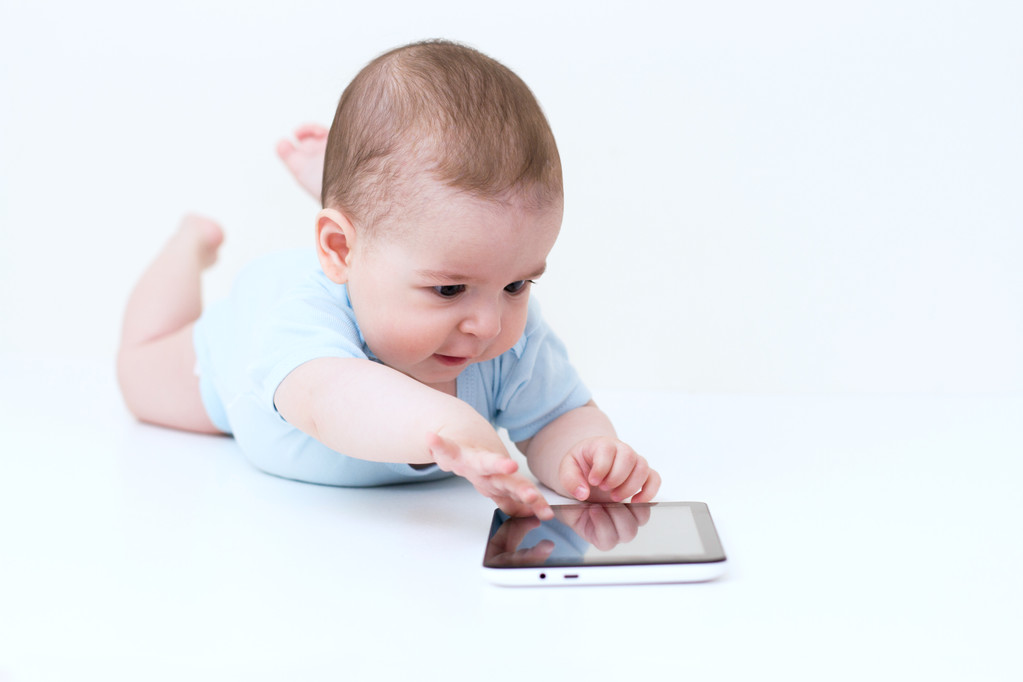 Gülümseyen bebek beyaz zemin üzerinde bir tablet ile dolaşan - Fotoğraf, Görsel