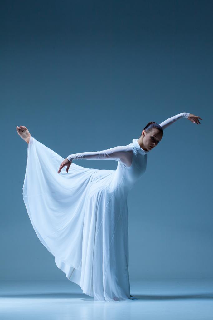 Портрет балерини на синьому фоні
 - Фото, зображення