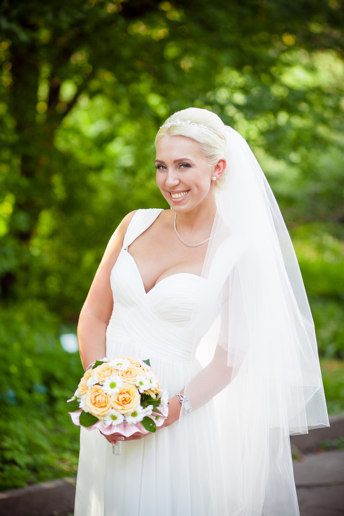 blonde bruid met een bruiloft boeket - Foto, afbeelding