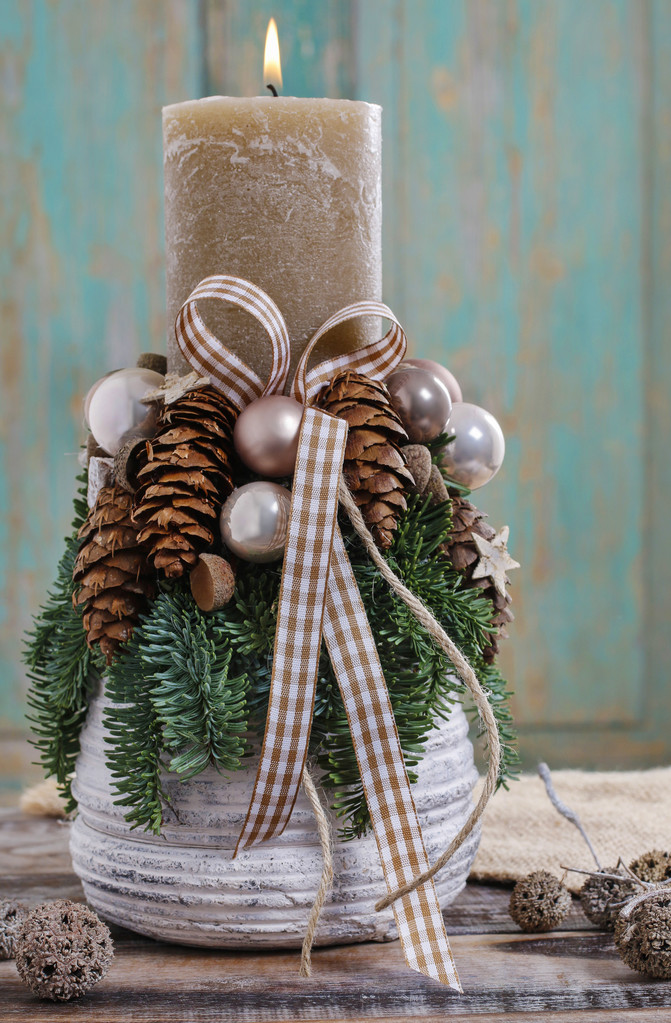 Vánoční dekorace se svíčkou a kužely - Fotografie, Obrázek