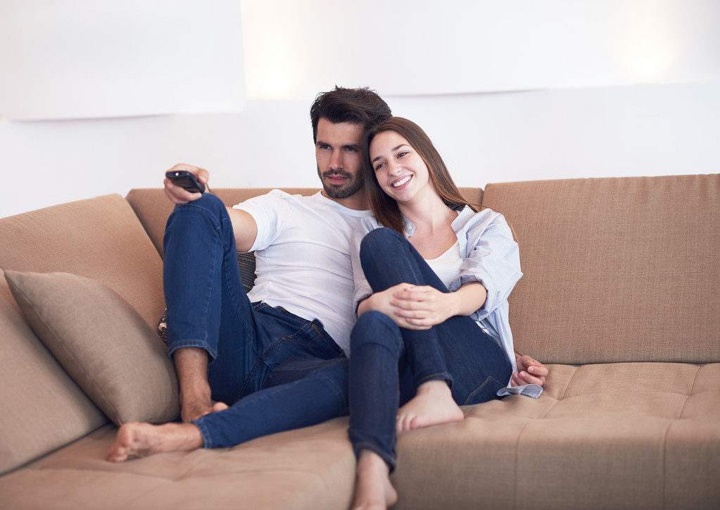 joven pareja viendo tv en casa - Foto, imagen