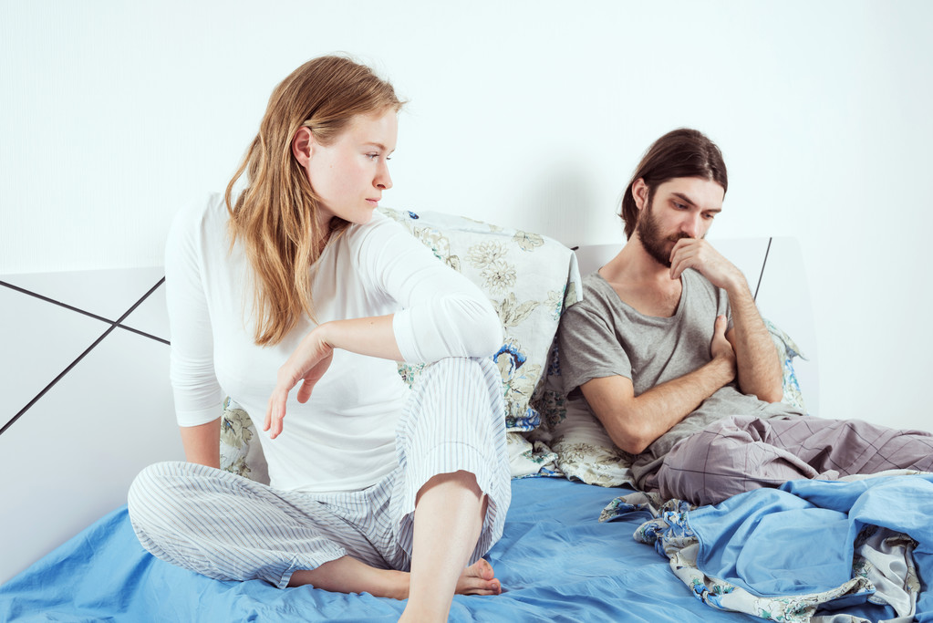 молода біла пара в ліжку обговорює свої проблеми
 - Фото, зображення