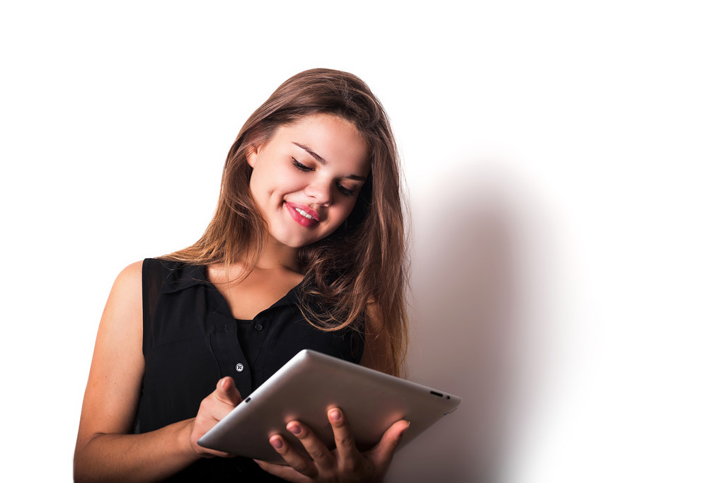 Genç beyaz kadın üzerinde beyaz izole tablet kullanma - Fotoğraf, Görsel