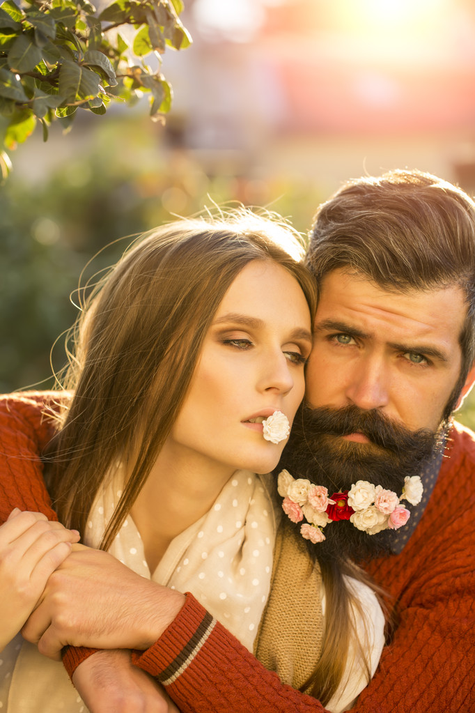 Chica y hombre con flores en la barba
 - Foto, Imagen