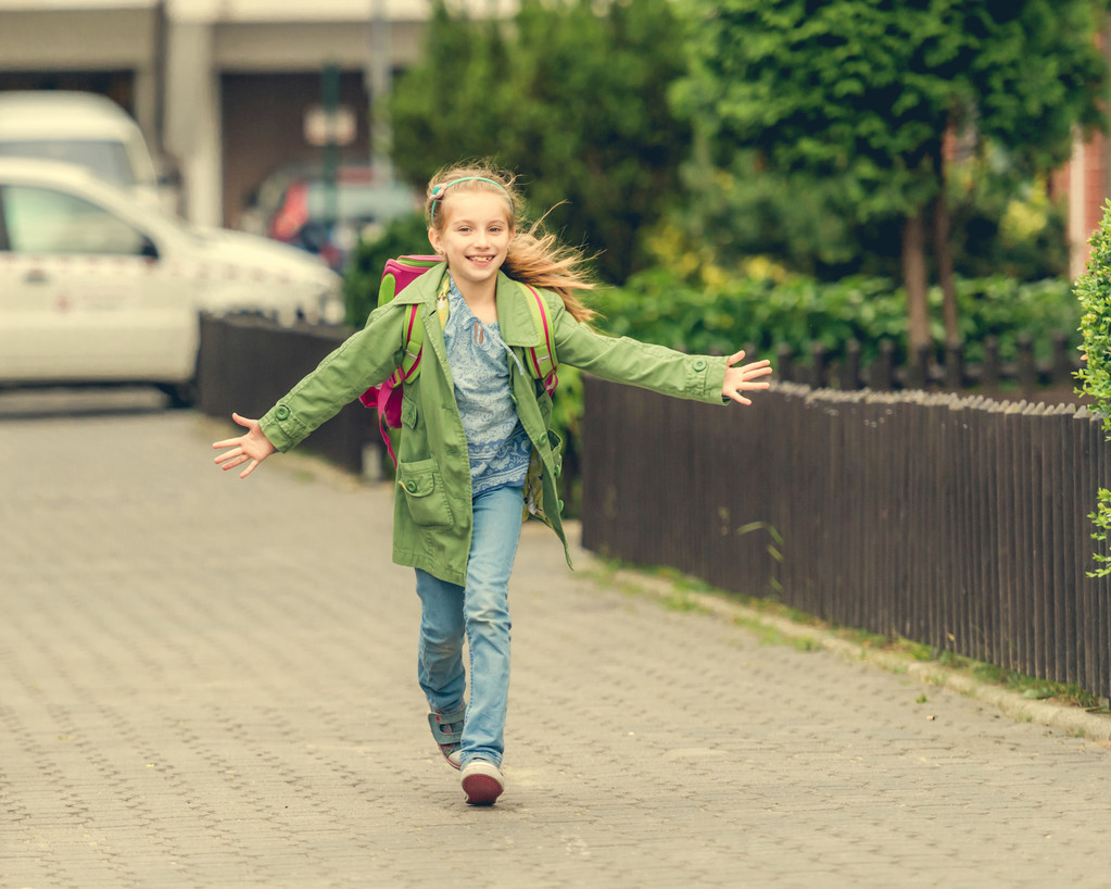 маленькая девочка идти домой из школы
 - Фото, изображение