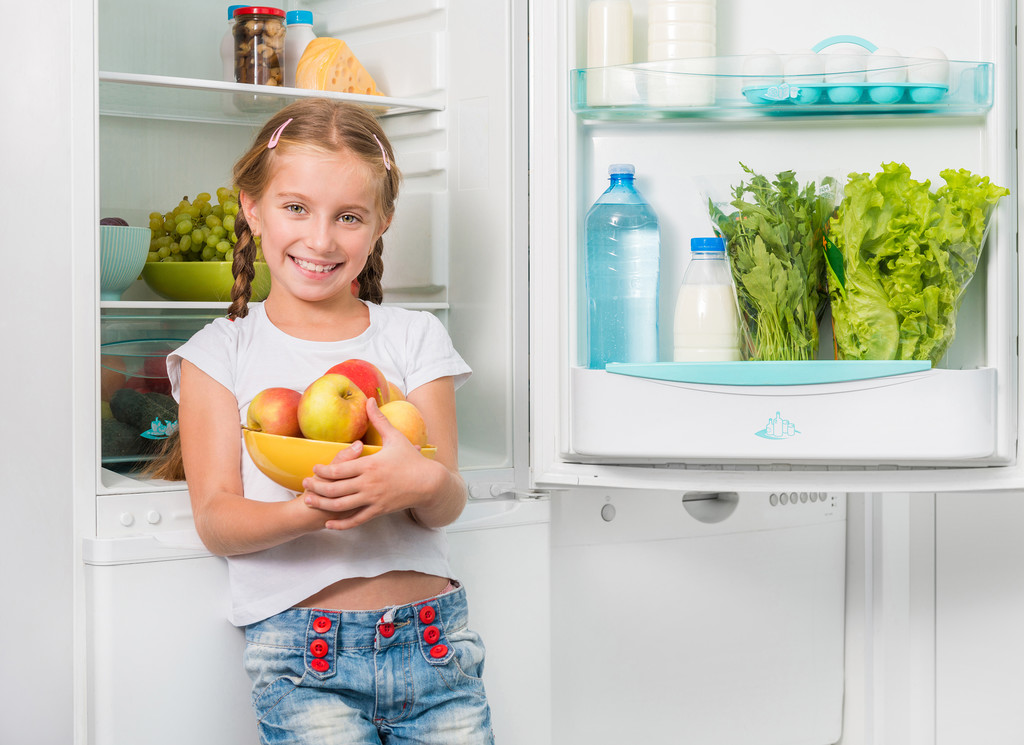 küçük kız buzdolabı elmalardan holding - Fotoğraf, Görsel
