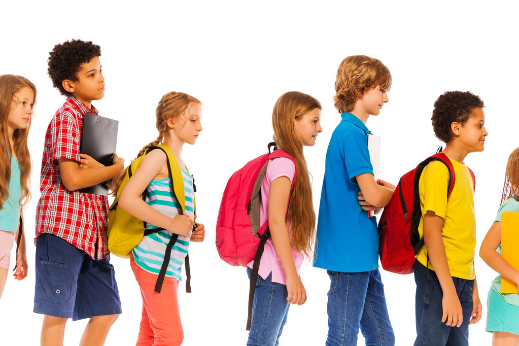 Szkoły dzieci chodzą z widoku profilu plecaki - Zdjęcie, obraz