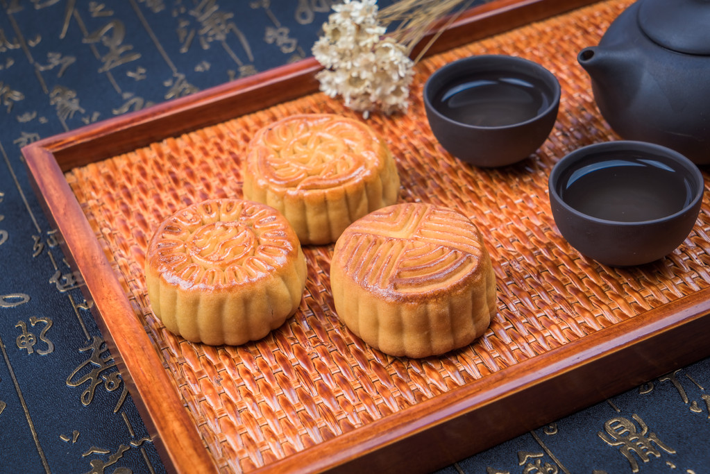 月餅と茶、中国の中秋節の食べ物. - 写真・画像
