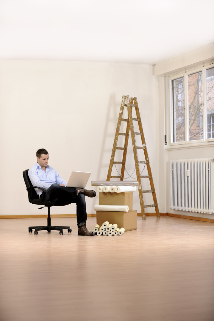 Архитектор или владелец в пустой офисной комнате
 - Фото, изображение
