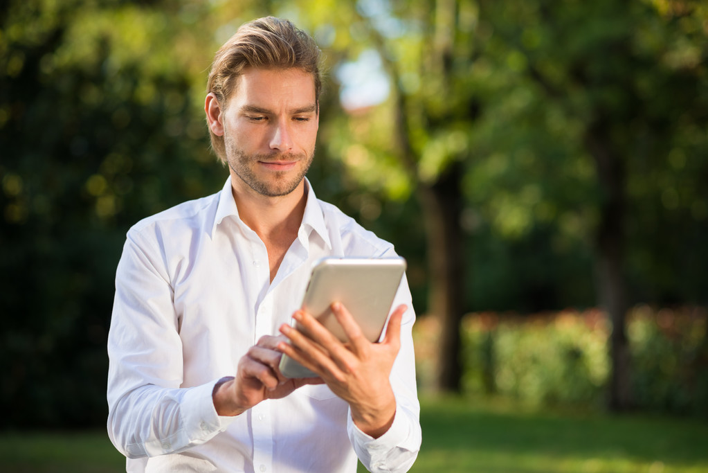 Homem usando Tablet ao ar livre
 - Foto, Imagem