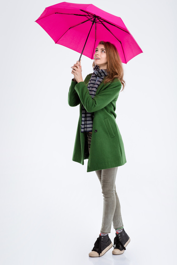 ピンクの傘と立っている笑顔の女性 - 写真・画像