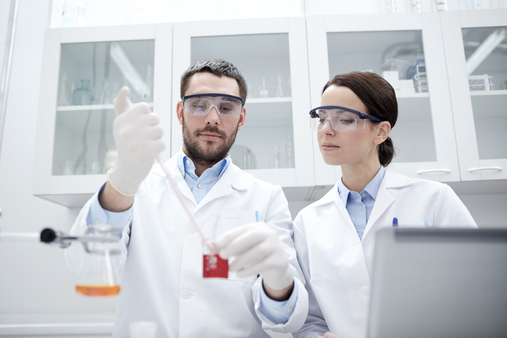 Jeunes scientifiques effectuant des tests ou des recherches en laboratoire
 - Photo, image