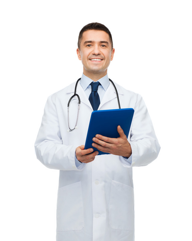 χαμογελώντας αρσενικό γιατρός σε άσπρο παλτό με pc ταμπλετών - Φωτογραφία, εικόνα