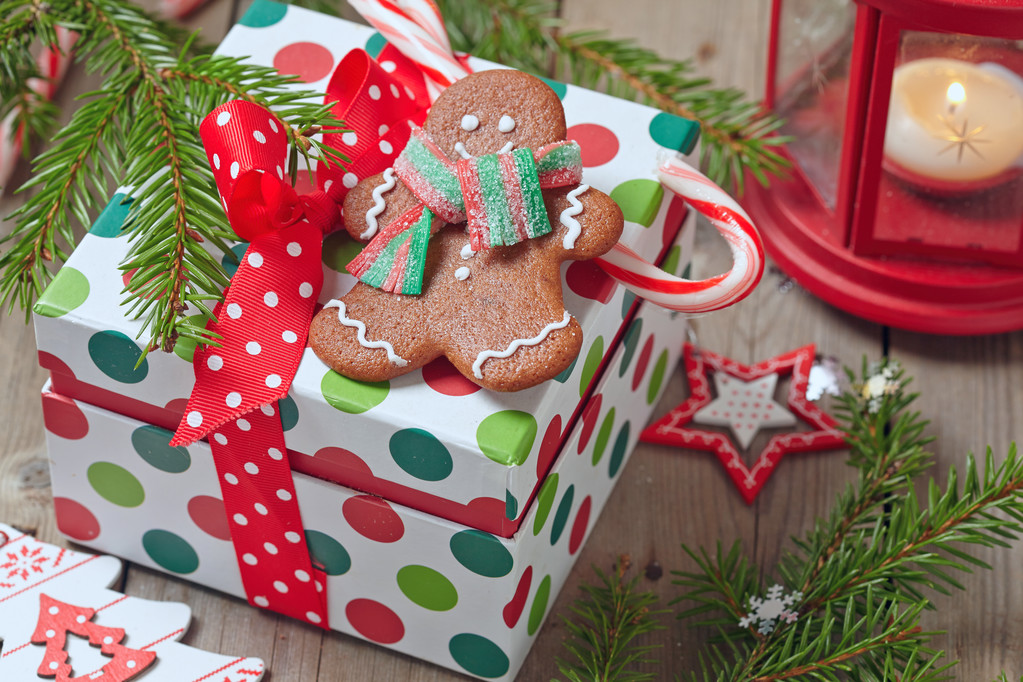 Addobbi natalizi con uomo pan di zenzero
 - Foto, immagini