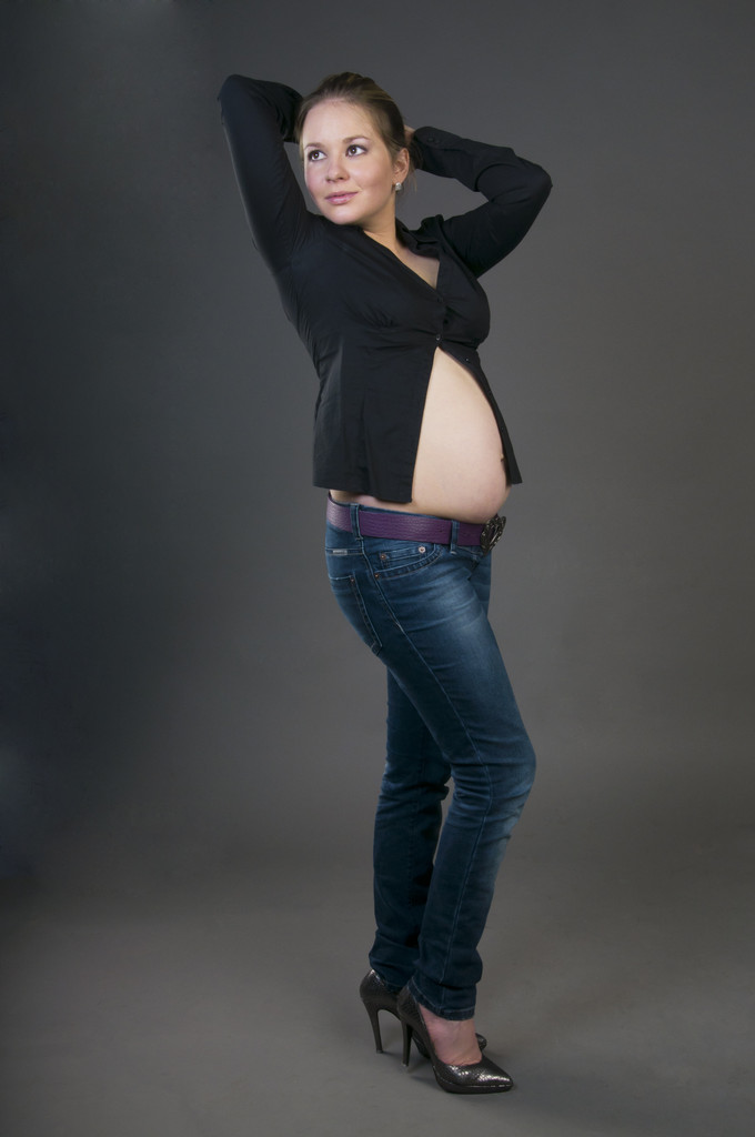 studio portret van zwangere vrouw - Foto, afbeelding