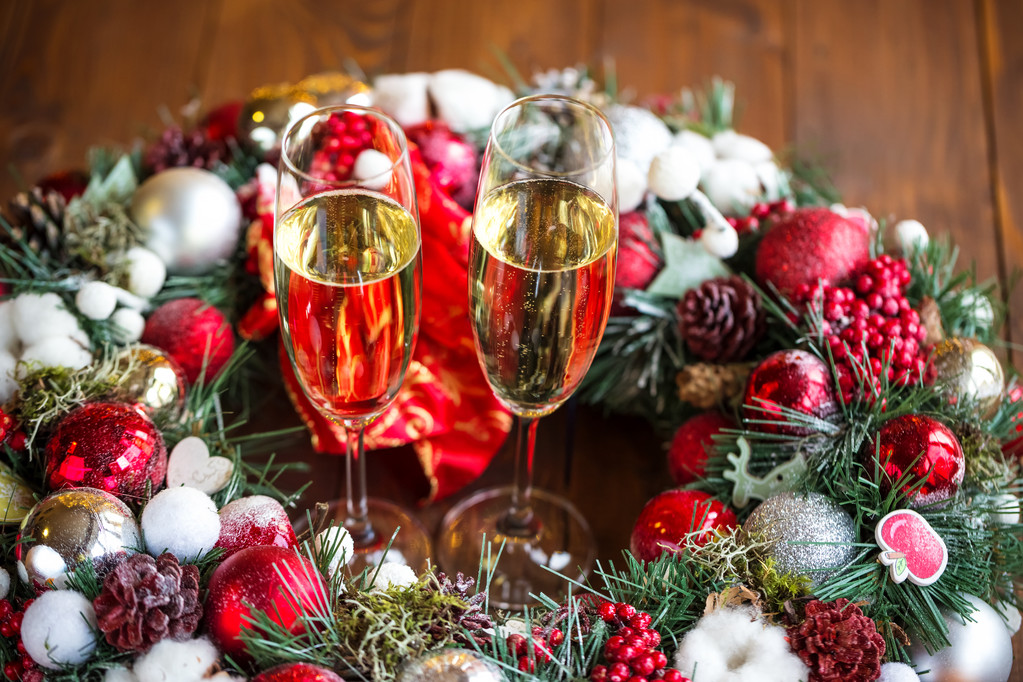 Şampanya bardağı ve Noel süsleri - Fotoğraf, Görsel