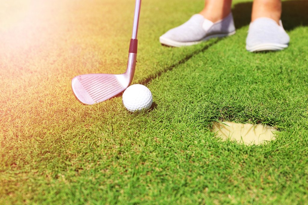 Golfozó klub felvetíti egy labdát a kupát a luxus golfpálya - Fotó, kép