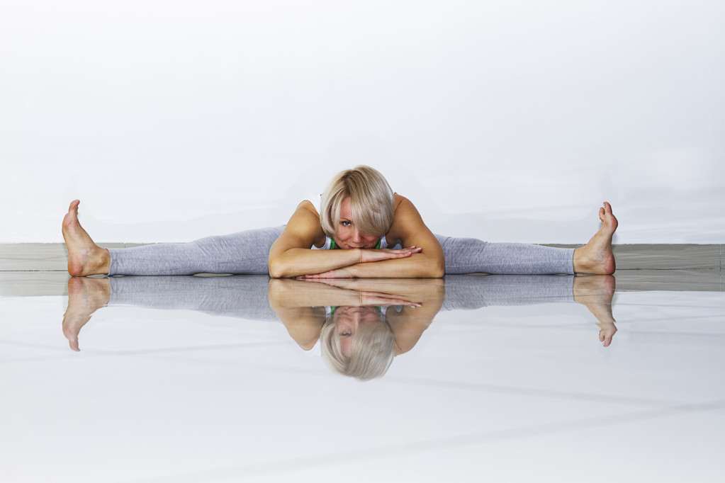 Mädchen macht Yoga und Turnen - Foto, Bild