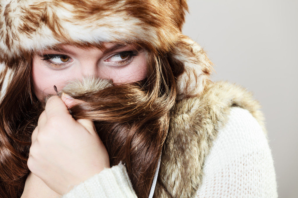Attraente donna in berretto di pelliccia
 - Foto, immagini