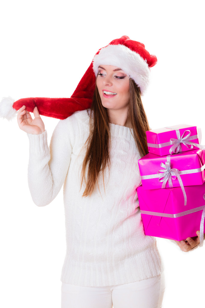 Bir sürü pembe hediye kutusu olan kadın Noel Baba şapkası. - Fotoğraf, Görsel