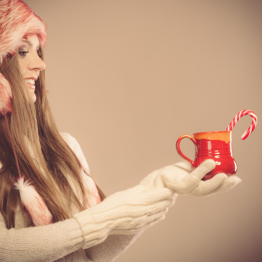 Chica con bastón en jarra de Navidad
. - Foto, imagen