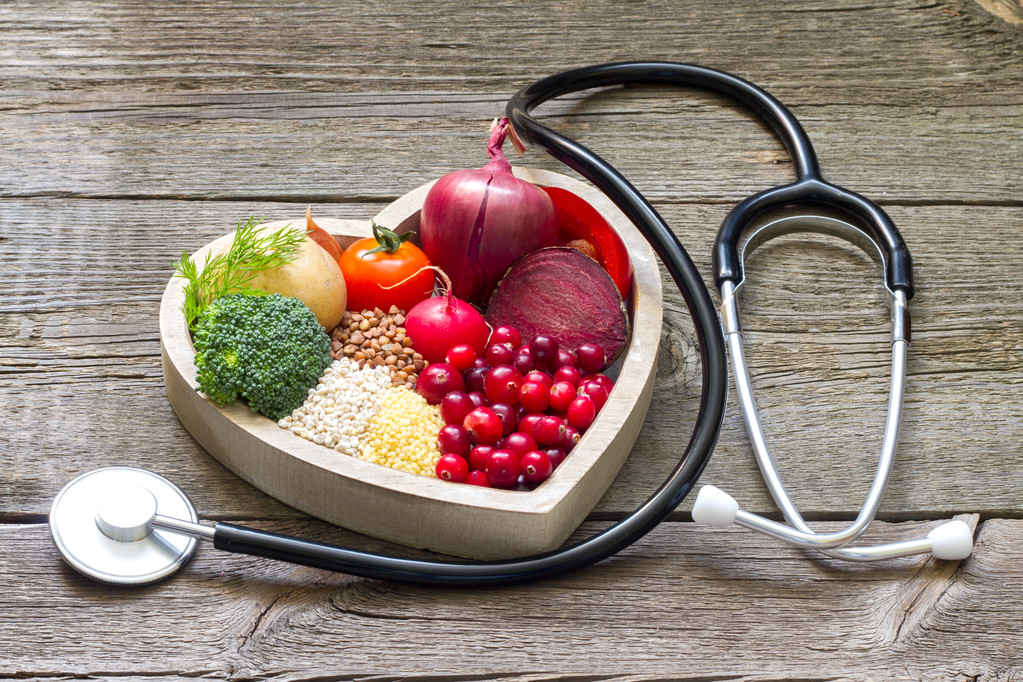 Zdrowe jedzenie w sercu i cholesterolu dieta koncepcja na starych tablicach - Zdjęcie, obraz