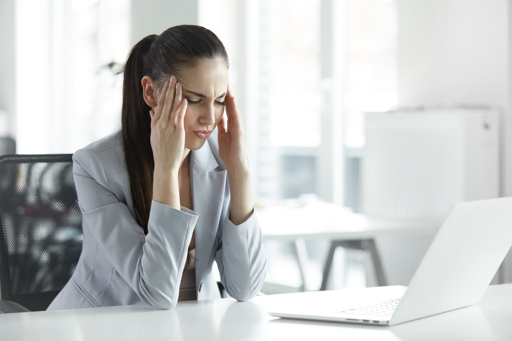 Kopfschmerzen und Stress am Arbeitsplatz. Porträt einer jungen Geschäftsfrau - Foto, Bild