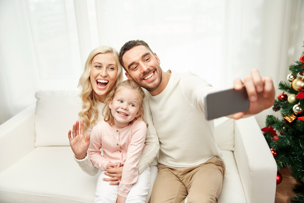 Rodzina biorąc selfie ze smartfonu na Boże Narodzenie - Zdjęcie, obraz