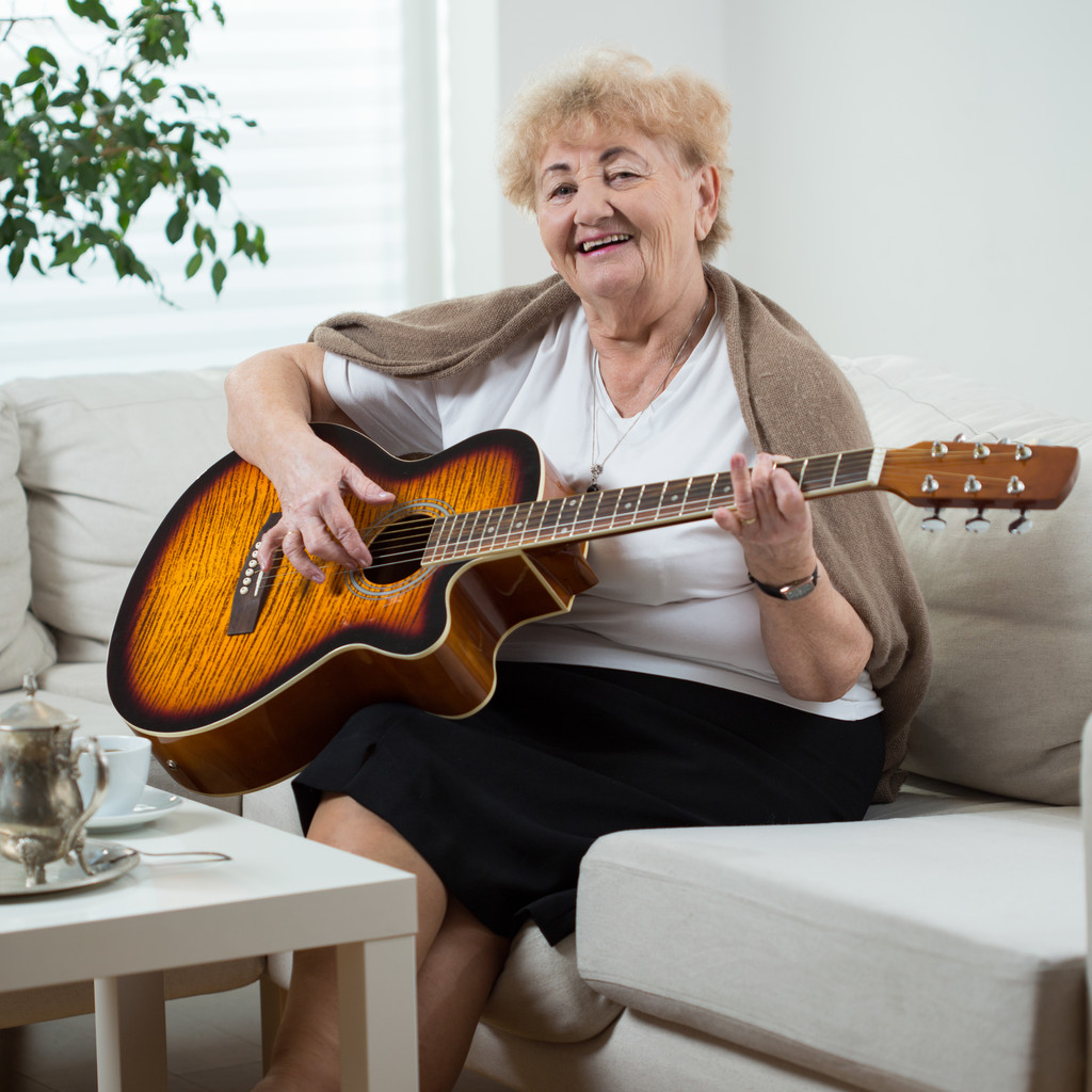 Donna anziana che suona la chitarra
 - Foto, immagini