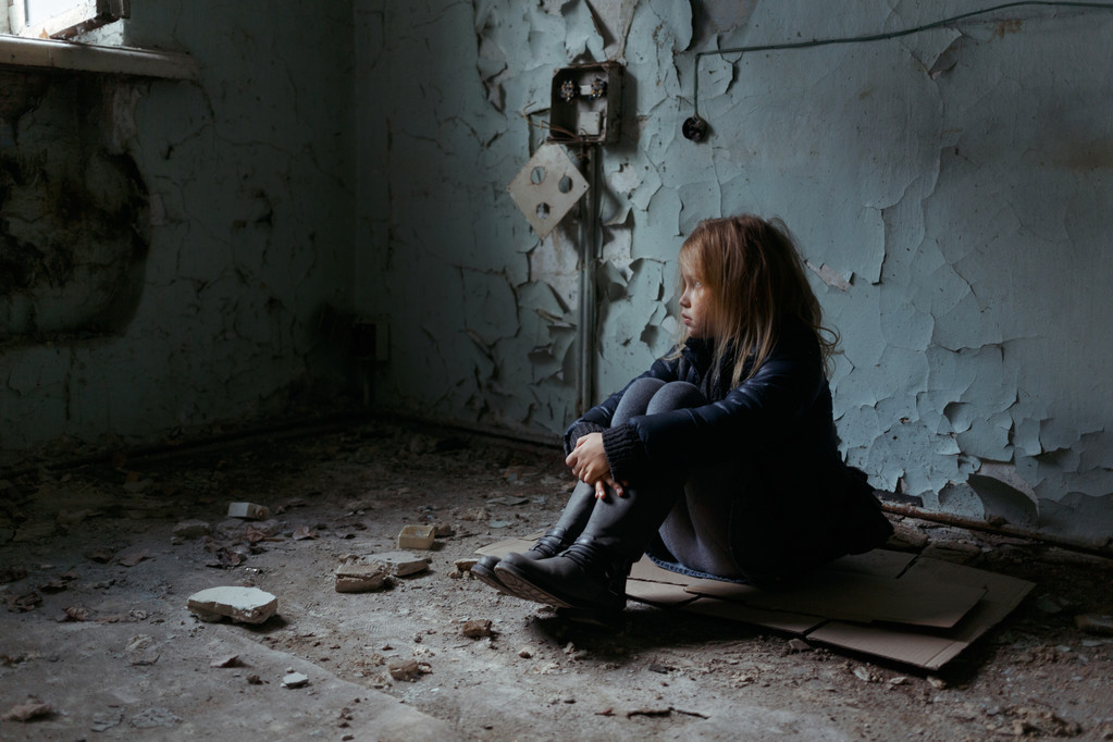 Chica sin esperanza sentada en el suelo
 - Foto, imagen