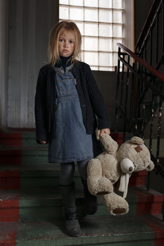 Nieszczęśliwy dziewczynę stojącą na schody - Zdjęcie, obraz